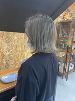 チャプター 問屋町(chapter)&nbsp;ケアブリーチシルバーグレージュ切りっぱなし外はねボブ韓国ヘア
