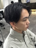 ヒュイル バイ ニアウ(Hwyl by Niau) メンズセンターパートニュアンスパーマスパイラルパーマ刈り上げ