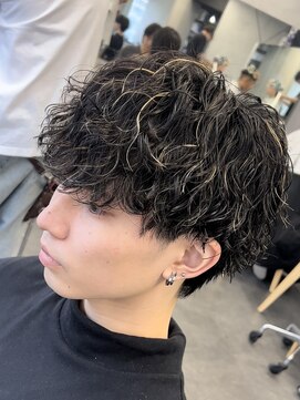 フィフス トウキョウ (fifth TOKYO) メンズマッシュウルフセンターパート波巻きパーマツイストパーマ