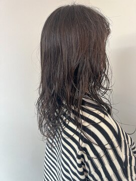 グリ(GURI) 黒髪大きなウェーブふわふわ低温デジタルパーマ　中間から