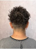 女性の刈り上げショートスタイル ナチュラルパーマ/グレイヘア#2