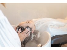 スパニストによるヘッドスパで頭皮と髪を美しく