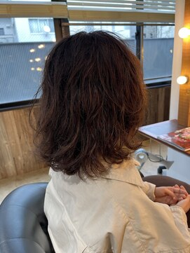 くせ毛を活かしたパーマ風レイヤーミディ