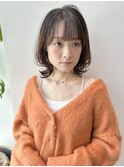大人黒髪外ハネレイヤーミディアム耳かけ前髪あり