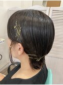 ゴールドピンでタイトヘアー