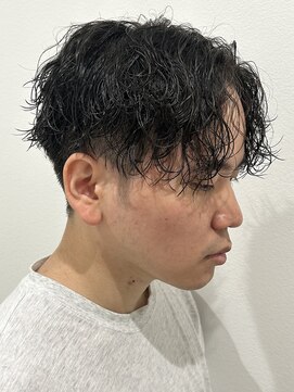 ヒュイル バイ ニアウ(Hwyl by Niau) メンズマッシュパーマ波巻きスパイラルパーマニュアンスパーマ