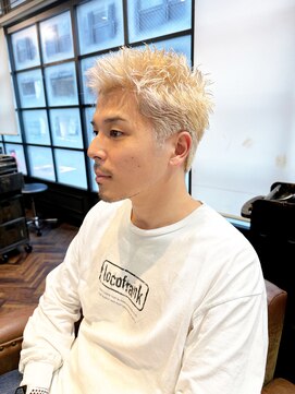 モナン(monan) 抜きっぱなしブロンド刈り上げショートフェザーショート短髪