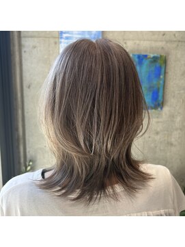 リュネッツ あざみ野店(lunettes) 【白髪多めの方にオススメ】ハイトーンベージュ×ミディウルフ