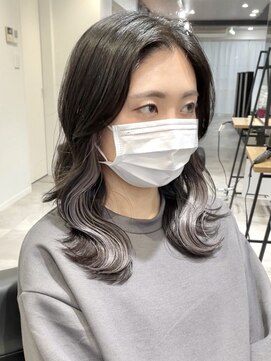 ツキ 横浜店(tuki) シルバーグレージュ×インナーカラー×イヤリングカラー