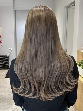 イリ 梅田(ili) ハイライトカラー/ミルクティーベージュ/レイヤーカット