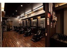 バーニーズ バーバークラブ(BARNEYS BARBER CLUB)の雰囲気(シックなバーバーショップをイメージした店内)