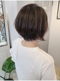 エアリーな雰囲気の前下がりショートボブ