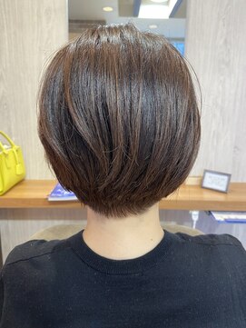 ヴィサージュクルー(VISAGE crew) 丸みの効いたショートボブ。