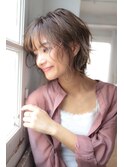 顔まわりに動きのある大人ショートボブ