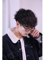 ネイビー(NAVY)&nbsp;眼鏡が映えるヘア メガネ男子 波巻きパーマ 刈り上げマッシュ