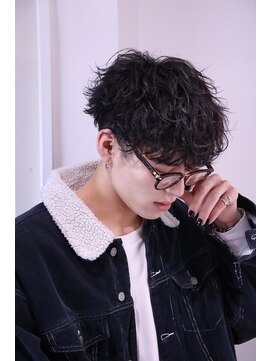 ネイビー(NAVY) 眼鏡が映えるヘア メガネ男子 波巻きパーマ 刈り上げマッシュ