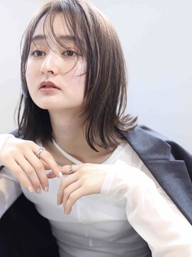 透け感レイヤーミディ×艶ブラウン