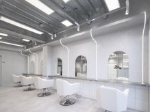 レウーナ 塚口(Reuna)の雰囲気（唯一無二のライティングが映える、洗練されたセット面空間）