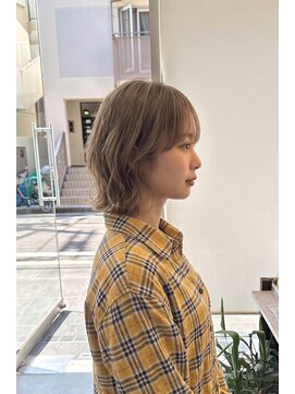トレ(tre.) 透明感ベージュ外ハネウルフボブ