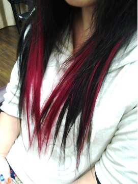 サロン ド アイ ソレイユ(Salon de i Soleil) ブラック&レッドのスタイリッシュなエクステスタイル