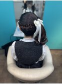 編み込みカチューシャ入りサイドポニー