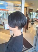 アッシュグレージュ暗髪ショートヘアハンサムショート