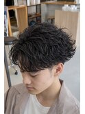 波巻きスパイラルパーマメンズ刈り上げツーブロックマッシュ