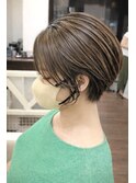 大人可愛い 透け感ハイライトショートボブ