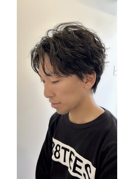 リベイル(LIVEIL) センターパート　ネープレス　ニュアンスパーマ　フェザーパーマ