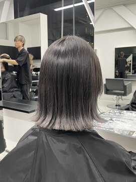 アライブ キチジョウジ(ALIVE Kichijoji) 切りっぱなしボブのグレージュグラデーションカラー
