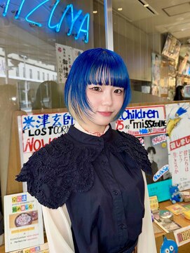 スノッブエンバンプ(snob enVAmp) ホワイトベージュとブルーの2トーンボブ