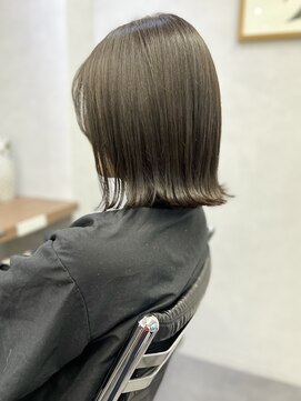 オウル(Owll) *肩ライン外ハネ切りっぱミディくすみオリーブベージュ*