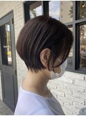 襟足はタイトなショートスタイル