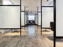 コウキ 表参道(KOHKI)の雰囲気（清潔感のある店内♪【白髪染め/白髪ぼかし/ショート/50代】）