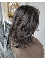 イル(iLu.) ウルフカット/ミディアムウルフ/ウルフヘア/ダークアッシュ