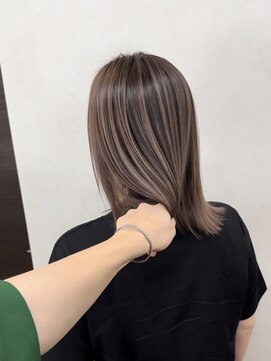 アムドット(Amu.) バレイヤージュケアブリーチダブルカラー切りっぱなしボブ外ハネ