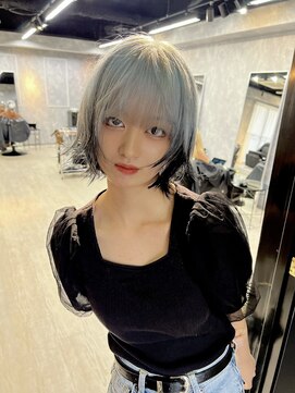 イコ(.ico) ライトブルー×ブラック　20代30代　ウルフカット　レイヤー