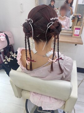 プティクローシェ バイ クオーレ(petite cloche by CUORE) イベントヘア ツインお団子三つ編み垂らし