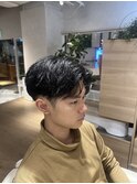 黒髪ニュアンスセンターパート大人メンズヘア