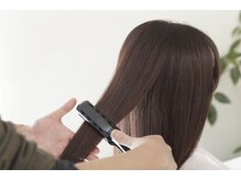 ストレートアイロンにより髪質改善トリートメントを定着させる髪質改善/縮毛矯正/髪質改善トリートメント