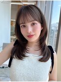 シースルーバングとレイヤーが可愛い抜け感ベージュカラー