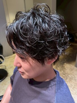 ナチュラル ヘアーデザイニング(Natural hair designing) 私服にもスーツにも映えるメンズパーマ/束感パーマ/ピンパーマ風
