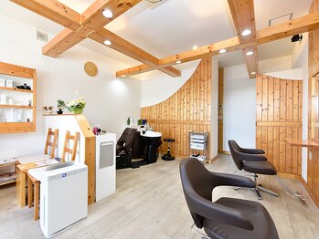 ニコヘアーメイク(nico hair make)の写真/木目調の明るい店内で日々の疲れを忘れられる時間、心温まる空間を演出。忙しい毎日に癒しのひと時を◇