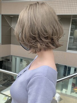 アンド ストーリーズ(&STORIES) 大人可愛い耳かけショートボブフォギーベージュ【江角力也】