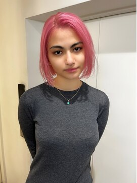 レコ 渋谷(LECO) キャンディピンクの前下がりボブ