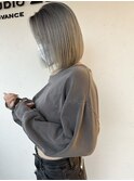 イメチェンプラチナグレージュの切りっぱなしボブ