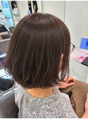 明るめのカラー剤（ハイブライト）でしっかり染めた前下がりボブ