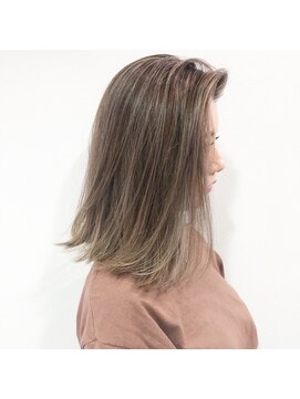 サングース(Sungoose) 〈Sungoose〉外国人風ホワイトベージュカラーワンレンボブ