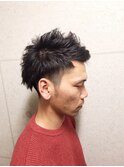 毛先の束感とツーブロックのスパイキーショートスタイル