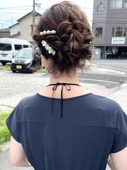 デザインカラーを活かしたヘアセットが可愛いと好評♪定番アレンジから流行りのアレンジまで幅広く対応◎